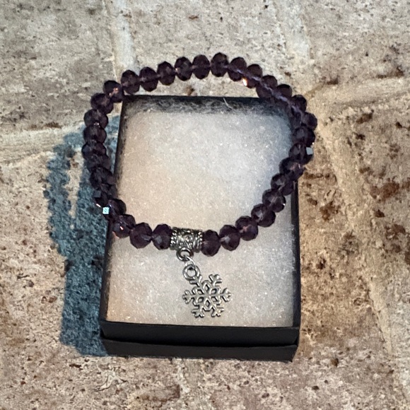 Jewelry - NWOT Purple Faceted Bead Stretch Bracelet w/ Snowflake Charm